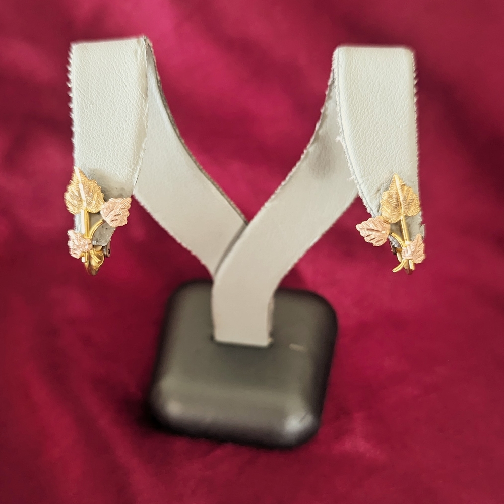 Elegant 10k Gold Leaf Clip On Earrings